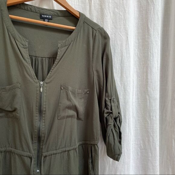 Torrid OLIVE GREEN CHALLIS ZIP FRONT ROMPER 00(10) POCKETS ROLL TAB - Picture 8 of 10